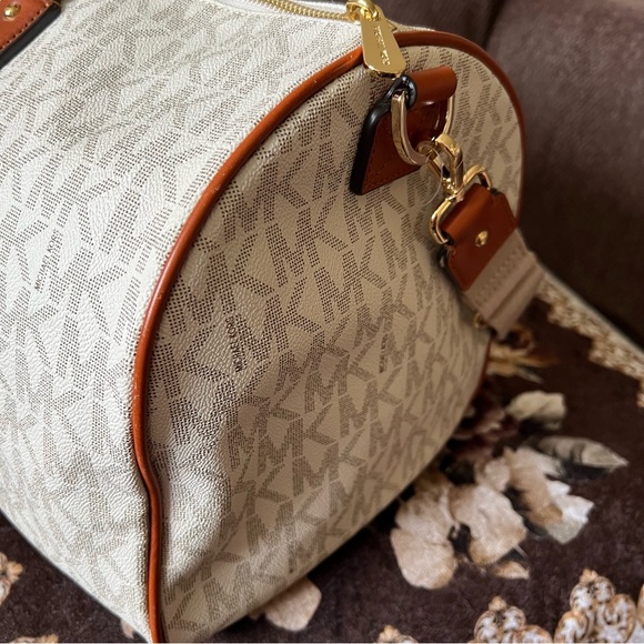 MICHAEL KORS Jet Set Large Vanilla Adjustable Strap Weekender Duffle Bag NWT - Picture 6 of 15